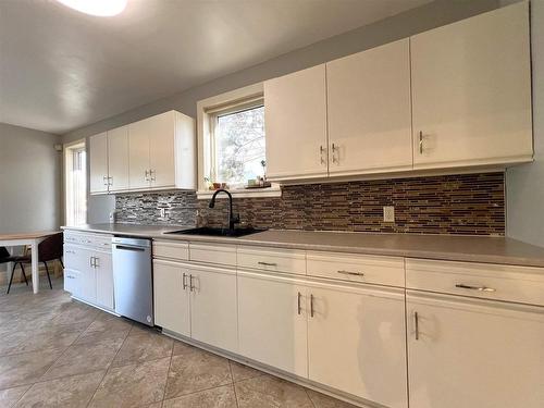 1401 Cuthbertson Place, Thunder Bay, ON - Indoor Photo Showing Kitchen