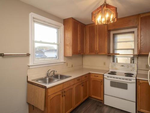 502 Mary Street E, Thunder Bay, ON - Indoor Photo Showing Kitchen With Double Sink