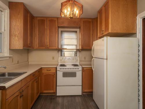 502 Mary Street E, Thunder Bay, ON - Indoor Photo Showing Kitchen With Double Sink