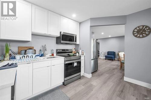 7365 Canada Way, Burnaby, BC - Indoor Photo Showing Kitchen