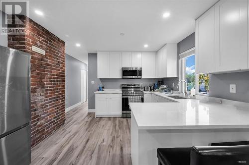 7365 Canada Way, Burnaby, BC - Indoor Photo Showing Kitchen