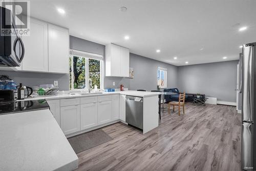 7365 Canada Way, Burnaby, BC - Indoor Photo Showing Kitchen