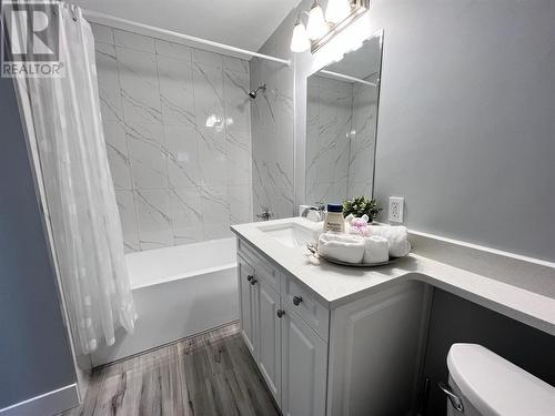 7365 Canada Way, Burnaby, BC - Indoor Photo Showing Bathroom