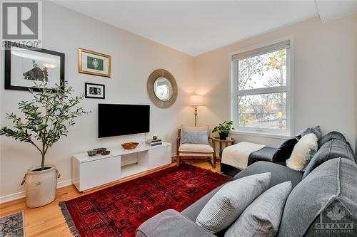 160 Primrose Avenue, Ottawa, ON - Indoor Photo Showing Living Room