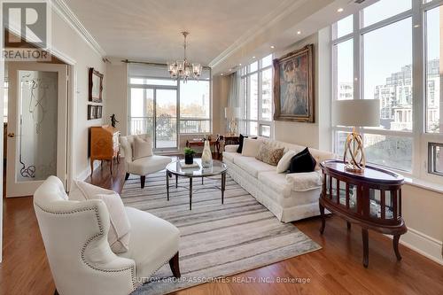 605 - 55 Delisle Avenue, Toronto, ON - Indoor Photo Showing Living Room