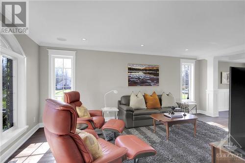 1598 Shauna Crescent, Ottawa, ON - Indoor Photo Showing Living Room