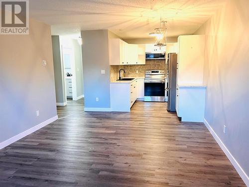 302 10Th Avenue Unit# 106, Invermere, BC - Indoor Photo Showing Kitchen