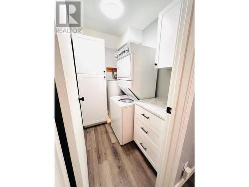 302 10Th Avenue Unit# 106, Invermere, BC - Indoor Photo Showing Laundry Room