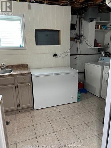 294 East Puce Road, Lakeshore, ON - Indoor Photo Showing Laundry Room