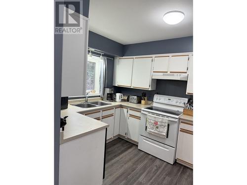 7627 Moncton Crescent, Prince George, BC - Indoor Photo Showing Kitchen With Double Sink