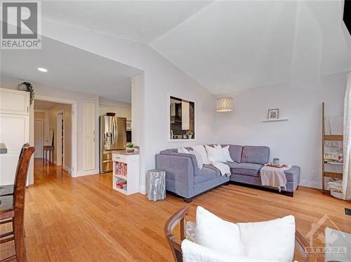 53 Saddlehorn Crescent, Kanata, ON - Indoor Photo Showing Living Room