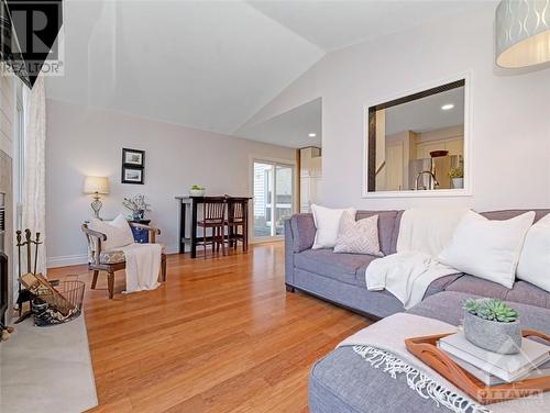 53 Saddlehorn Crescent, Kanata, ON - Indoor Photo Showing Living Room