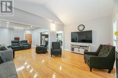 7565 Doverwood Drive, Mississauga, ON - Indoor Photo Showing Living Room