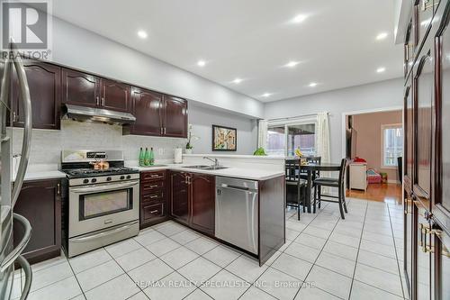 7565 Doverwood Drive, Mississauga, ON - Indoor Photo Showing Kitchen With Stainless Steel Kitchen With Double Sink