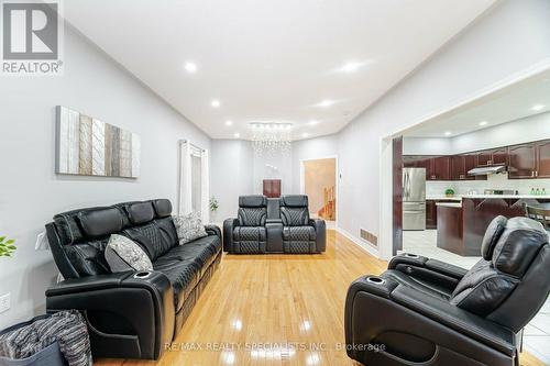 7565 Doverwood Drive, Mississauga, ON - Indoor Photo Showing Living Room