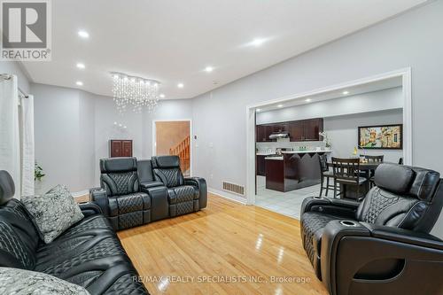 7565 Doverwood Drive, Mississauga, ON - Indoor Photo Showing Living Room