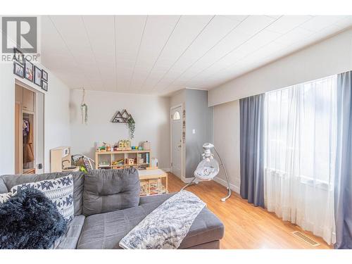 223 Beach Avenue, Kamloops, BC - Indoor Photo Showing Living Room