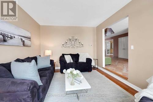 2 Renwick Road, Clarington, ON - Indoor Photo Showing Living Room