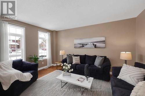 2 Renwick Road, Clarington, ON - Indoor Photo Showing Living Room