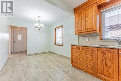 (Upper) - 43 St George Street, Toronto, ON - Indoor Photo Showing Kitchen