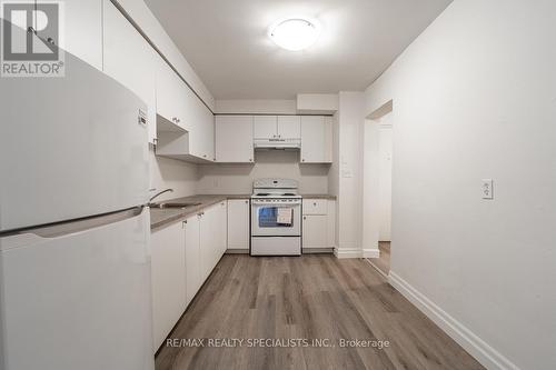 10 - 3360 The Credit Woodlands, Mississauga, ON - Indoor Photo Showing Kitchen