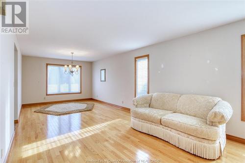 5760 Wayne Street, Lasalle, ON - Indoor Photo Showing Living Room