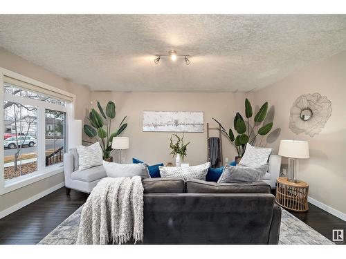 12308 85 St Nw, Edmonton, AB - Indoor Photo Showing Living Room