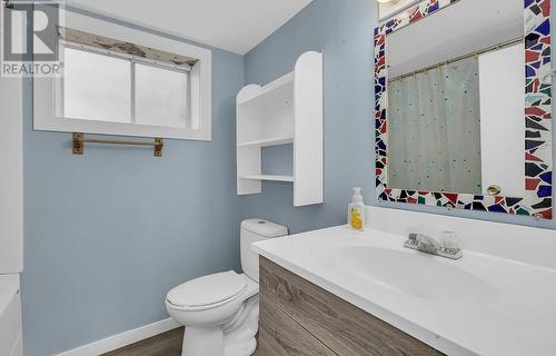 770 Hollydell Road, Kelowna, BC - Indoor Photo Showing Bathroom