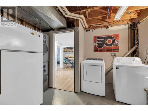 770 Hollydell Road, Kelowna, BC - Indoor Photo Showing Laundry Room