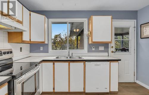 770 Hollydell Road, Kelowna, BC - Indoor Photo Showing Kitchen With Double Sink