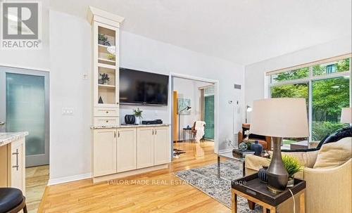 125 - 109 Front Street E, Toronto, ON - Indoor Photo Showing Living Room