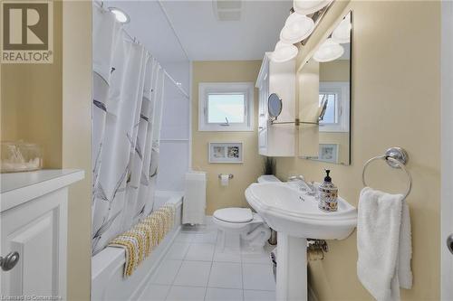 7 Underhill Avenue, Dundas, ON - Indoor Photo Showing Bathroom