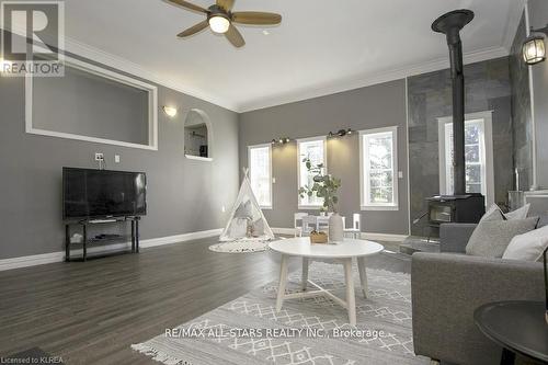 677 Highway 36, Kawartha Lakes (Lindsay), ON - Indoor Photo Showing Living Room