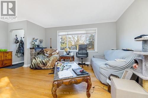 2 Gray Gate, Halton Hills, ON - Indoor Photo Showing Living Room