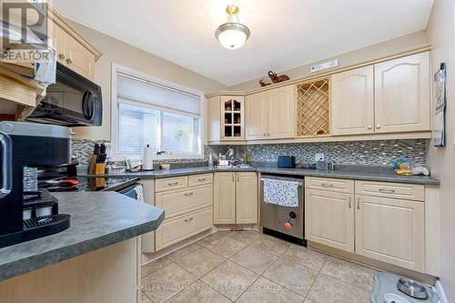 2 Gray Gate, Halton Hills, ON - Indoor Photo Showing Kitchen