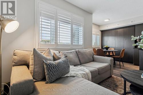 116 - 1135 Cooke Boulevard, Burlington, ON - Indoor Photo Showing Living Room