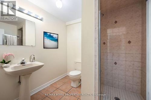 7173 Village Walk, Mississauga, ON - Indoor Photo Showing Bathroom