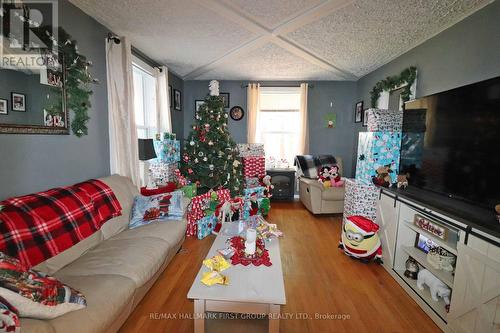 11 Russell Street W, Smiths Falls, ON - Indoor Photo Showing Living Room