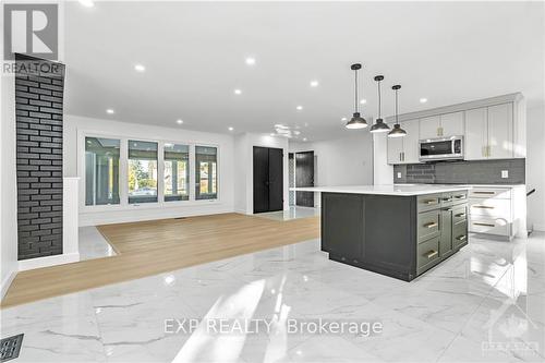 22 Whitehill Avenue, Ottawa, ON - Indoor Photo Showing Kitchen With Upgraded Kitchen