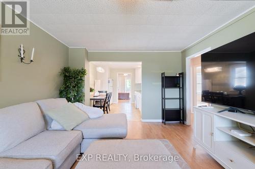 325 Simpson Avenue, Welland, ON - Indoor Photo Showing Living Room