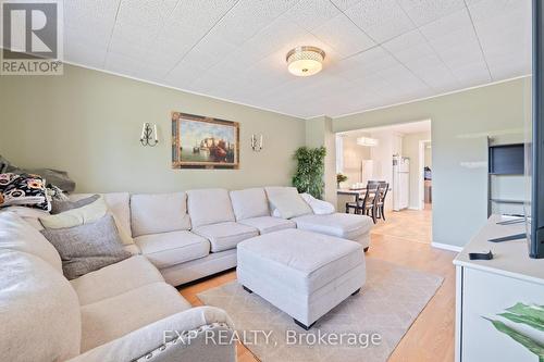 325 Simpson Avenue, Welland, ON - Indoor Photo Showing Living Room