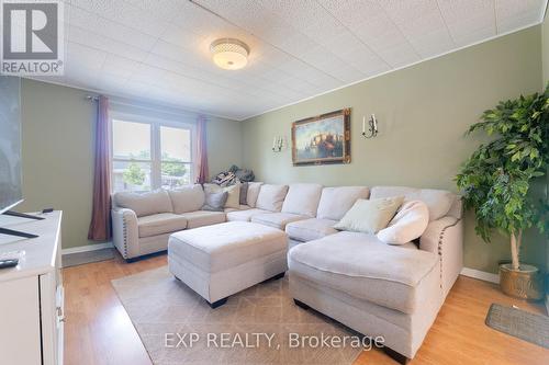 325 Simpson Avenue, Welland, ON - Indoor Photo Showing Living Room