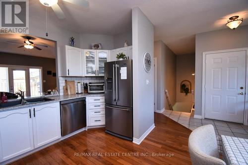 39 Twenty Place Boulevard, Hamilton, ON - Indoor Photo Showing Kitchen