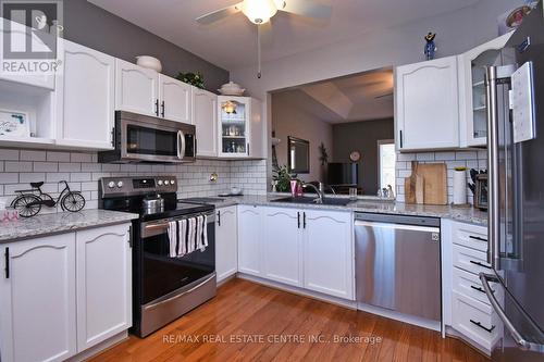 39 Twenty Place Boulevard, Hamilton, ON - Indoor Photo Showing Kitchen