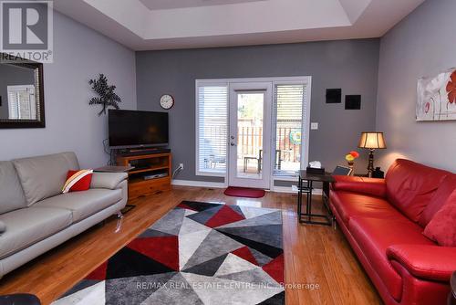 39 Twenty Place Boulevard, Hamilton, ON - Indoor Photo Showing Living Room