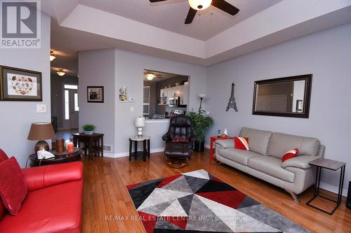 39 Twenty Place Boulevard, Hamilton, ON - Indoor Photo Showing Living Room