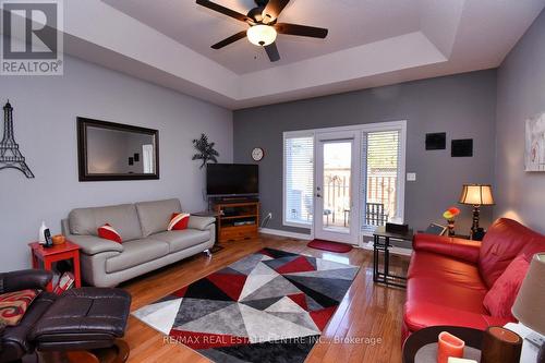 39 Twenty Place Boulevard, Hamilton, ON - Indoor Photo Showing Living Room