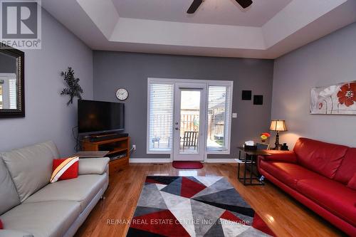 39 Twenty Place Boulevard, Hamilton, ON - Indoor Photo Showing Living Room