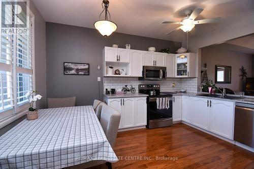 39 Twenty Place Boulevard, Hamilton, ON - Indoor Photo Showing Kitchen