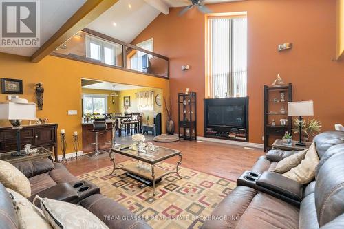 6571 Carroll Drive, Southwest Middlesex (Middlemiss), ON - Indoor Photo Showing Living Room